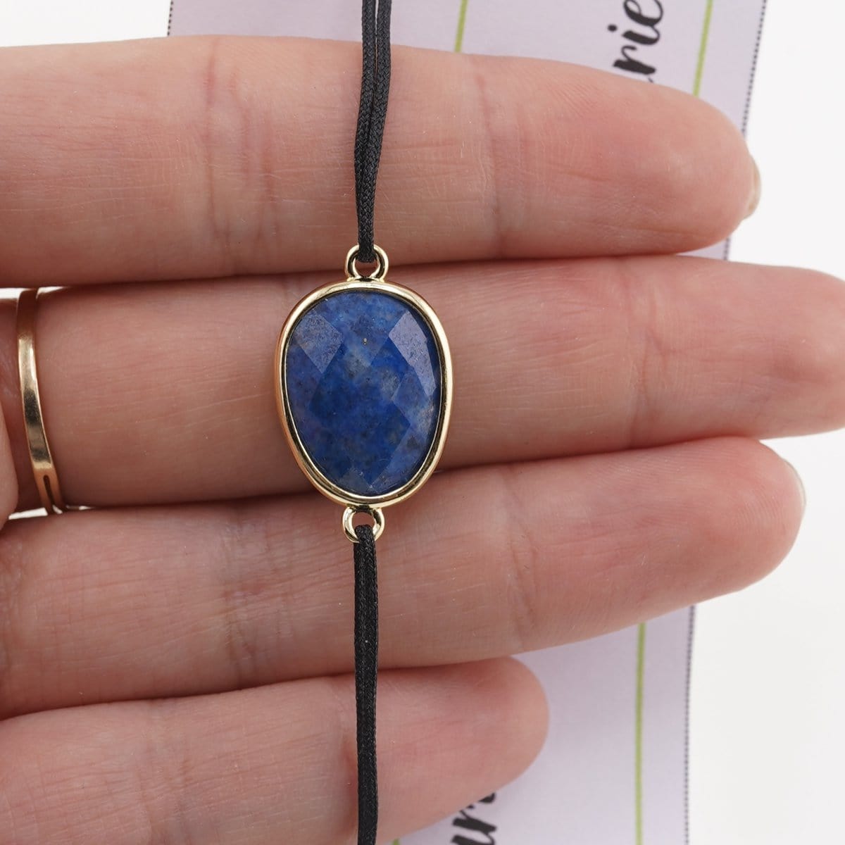 Bratara therapy lapis lazuli oval cu montura aurie - 1 | YEO