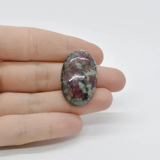 Cabochon Eudialit 31x19x7mm C35