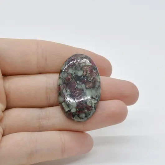 Cabochon Eudialit 36x22x6mm C32