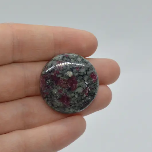 Cabochon eudialit 28x28x6mm A28